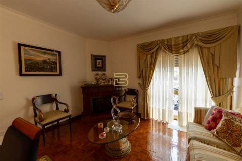 Moradia Familiar ,T4 em Vilar do Paraíso — Espaço, Conforto e Jardim