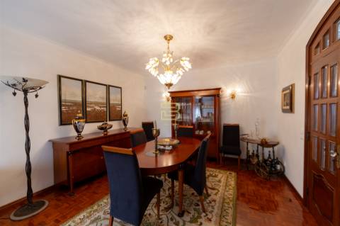 Moradia Familiar ,T4 em Vilar do Paraíso — Espaço, Conforto e Jardim