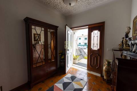 Moradia Familiar ,T4 em Vilar do Paraíso — Espaço, Conforto e Jardim