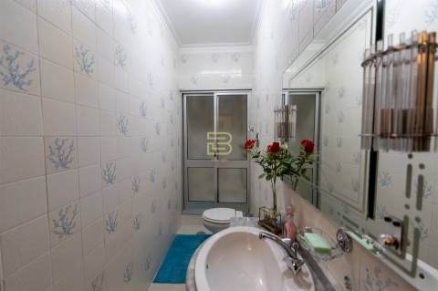 Moradia Familiar ,T4 em Vilar do Paraíso — Espaço, Conforto e Jardim