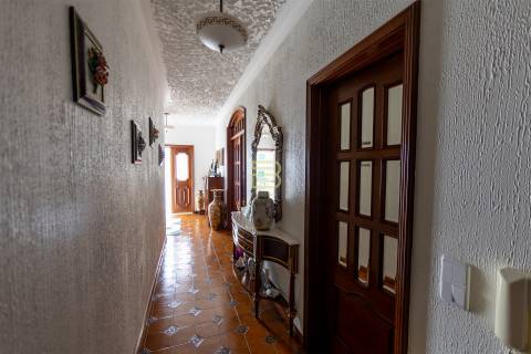 Moradia Familiar ,T4 em Vilar do Paraíso — Espaço, Conforto e Jardim