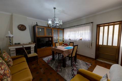 Moradia Familiar ,T4 em Vilar do Paraíso — Espaço, Conforto e Jardim