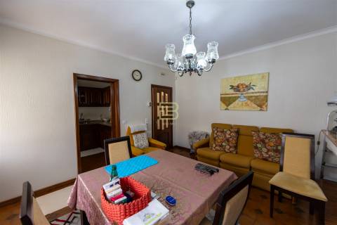 Moradia Familiar ,T4 em Vilar do Paraíso — Espaço, Conforto e Jardim