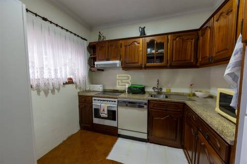 Moradia Familiar ,T4 em Vilar do Paraíso — Espaço, Conforto e Jardim