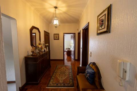 Moradia Familiar ,T4 em Vilar do Paraíso — Espaço, Conforto e Jardim