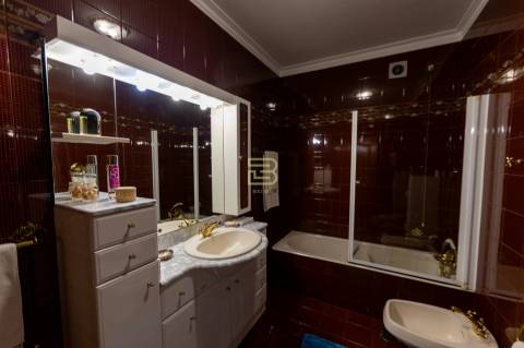 Moradia Familiar ,T4 em Vilar do Paraíso — Espaço, Conforto e Jardim