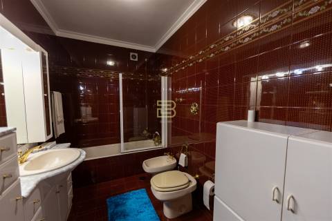 Moradia Familiar ,T4 em Vilar do Paraíso — Espaço, Conforto e Jardim