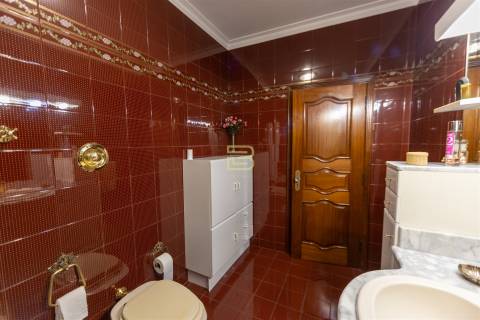 Moradia Familiar ,T4 em Vilar do Paraíso — Espaço, Conforto e Jardim