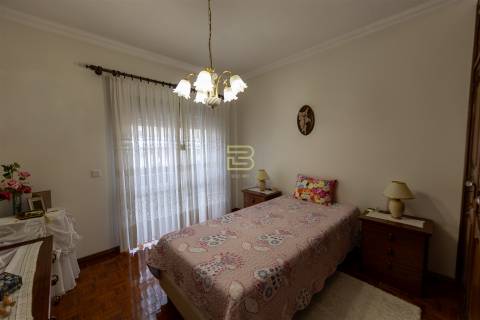 Moradia Familiar ,T4 em Vilar do Paraíso — Espaço, Conforto e Jardim