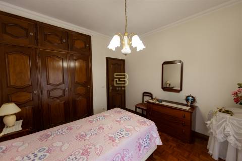 Moradia Familiar ,T4 em Vilar do Paraíso — Espaço, Conforto e Jardim