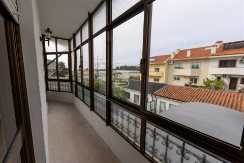 Moradia Familiar ,T4 em Vilar do Paraíso — Espaço, Conforto e Jardim