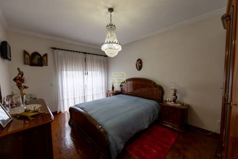 Moradia Familiar ,T4 em Vilar do Paraíso — Espaço, Conforto e Jardim