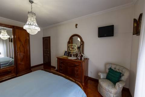 Moradia Familiar ,T4 em Vilar do Paraíso — Espaço, Conforto e Jardim