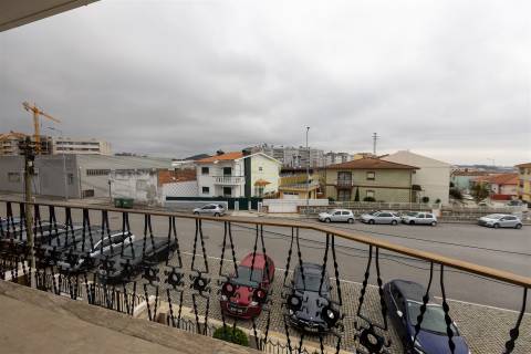 Moradia Familiar ,T4 em Vilar do Paraíso — Espaço, Conforto e Jardim