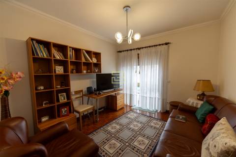 Moradia Familiar ,T4 em Vilar do Paraíso — Espaço, Conforto e Jardim
