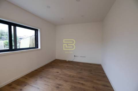 Andar moradia T2 remodelado  para arrendamento em Rio Tinto