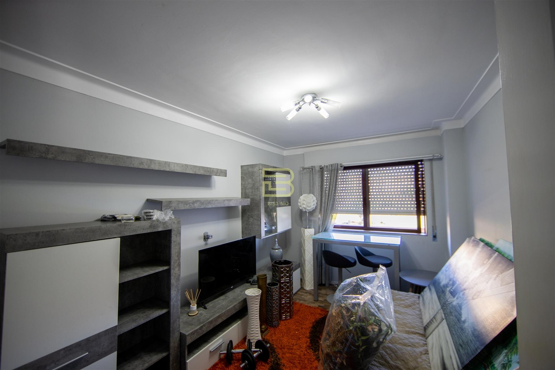 T2 com 2 frentes, varanda em Santegãos, Rio Tinto, situado no 2.º andar de um edifício com elevador.