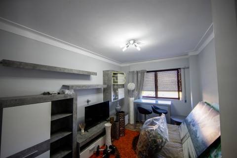 T2 com 2 frentes, varanda em Santegãos, Rio Tinto, situado no 2.º andar de um edifício com elevador.