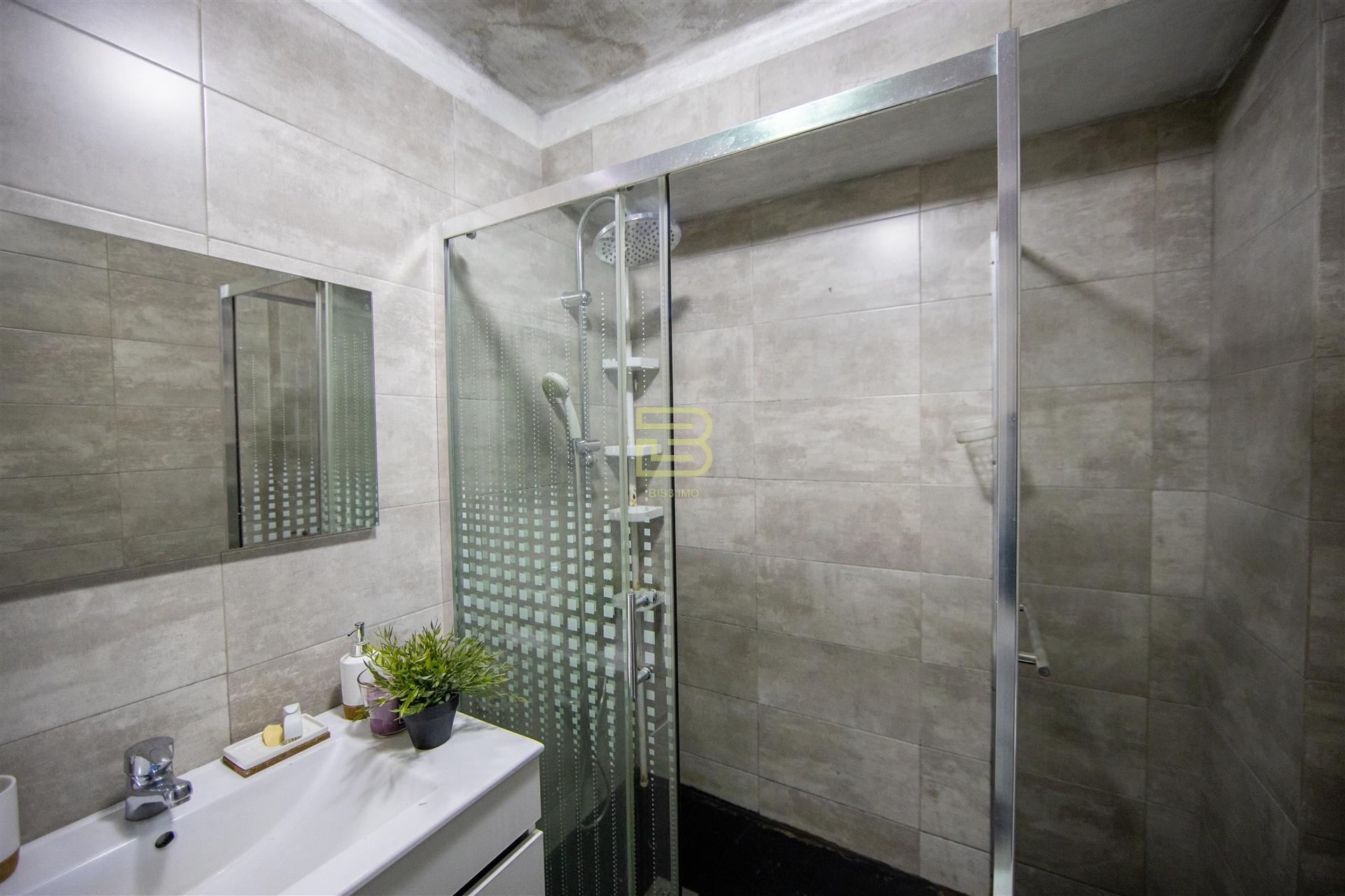 T2 com 2 frentes, varanda em Santegãos, Rio Tinto, situado no 2.º andar de um edifício com elevador.