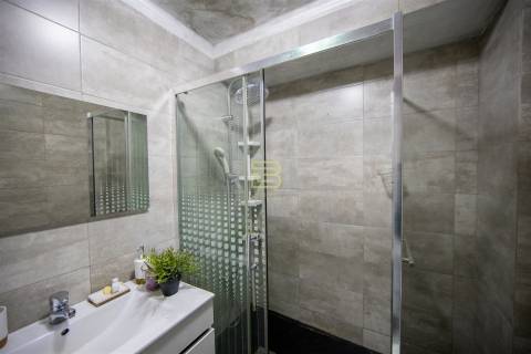 T2 com 2 frentes, varanda em Santegãos, Rio Tinto, situado no 2.º andar de um edifício com elevador.