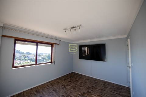 T2 com 2 frentes, varanda em Santegãos, Rio Tinto, situado no 2.º andar de um edifício com elevador.