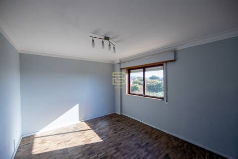 T2 com 2 frentes, varanda em Santegãos, Rio Tinto, situado no 2.º andar de um edifício com elevador.