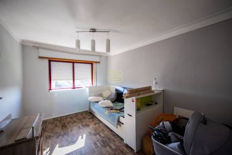 T2 com 2 frentes, varanda em Santegãos, Rio Tinto, situado no 2.º andar de um edifício com elevador.