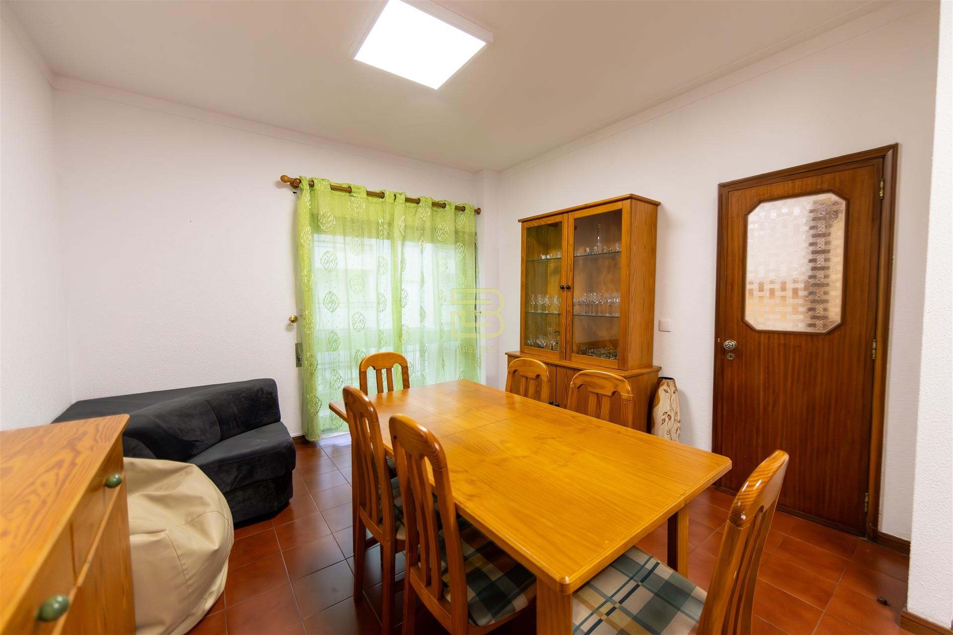 Apartamento T3, no centro de Rio Tinto, com 2 frentes, varandas, equipado  mobilado, para arrendar.