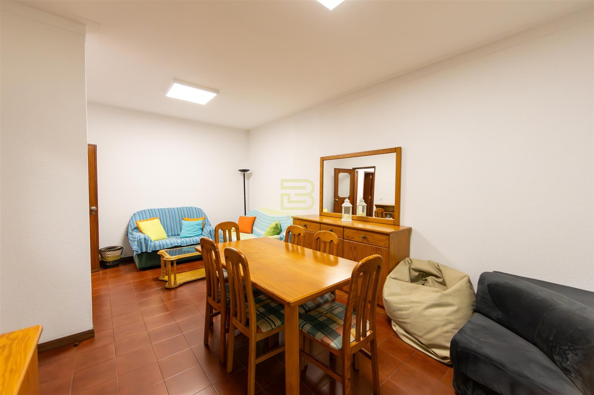 Apartamento T3, no centro de Rio Tinto, com 2 frentes, varandas, equipado  mobilado, para arrendar.
