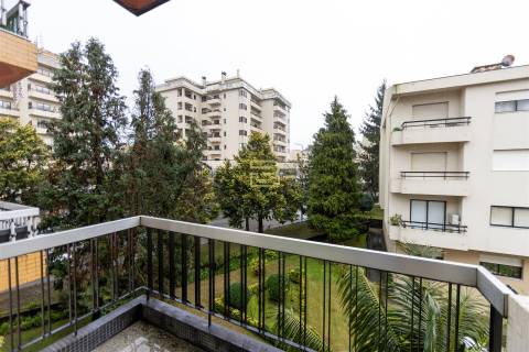 Apartamento T3, no centro de Rio Tinto, com 2 frentes, varandas, equipado  mobilado, para arrendar.