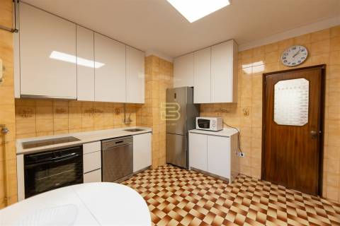 Apartamento T3, no centro de Rio Tinto, com 2 frentes, varandas, equipado  mobilado, para arrendar.