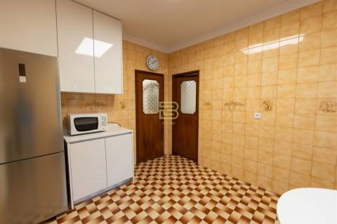 Apartamento T3, no centro de Rio Tinto, com 2 frentes, varandas, equipado  mobilado, para arrendar.