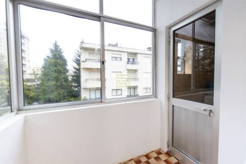 Apartamento T3, no centro de Rio Tinto, com 2 frentes, varandas, equipado  mobilado, para arrendar.