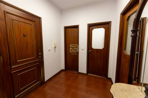 Apartamento T3, no centro de Rio Tinto, com 2 frentes, varandas, equipado  mobilado, para arrendar.