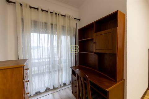 Apartamento T3, no centro de Rio Tinto, com 2 frentes, varandas, equipado  mobilado, para arrendar.