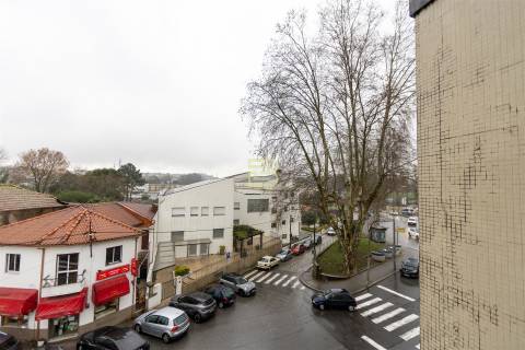 Apartamento T3, no centro de Rio Tinto, com 2 frentes, varandas, equipado  mobilado, para arrendar.