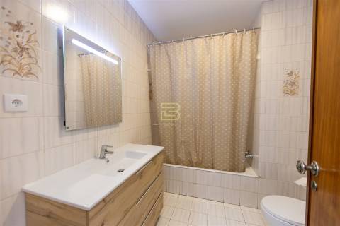 Apartamento T3, no centro de Rio Tinto, com 2 frentes, varandas, equipado  mobilado, para arrendar.