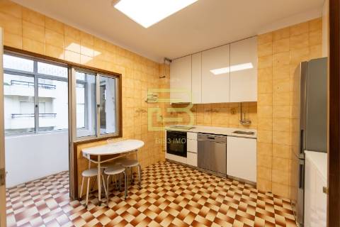 Apartamento T3, no centro de Rio Tinto, com 2 frentes, varandas, equipado  mobilado, para arrendar.