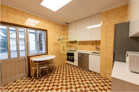 Apartamento T3, no centro de Rio Tinto, com 2 frentes, varandas, equipado  mobilado, para arrendar.