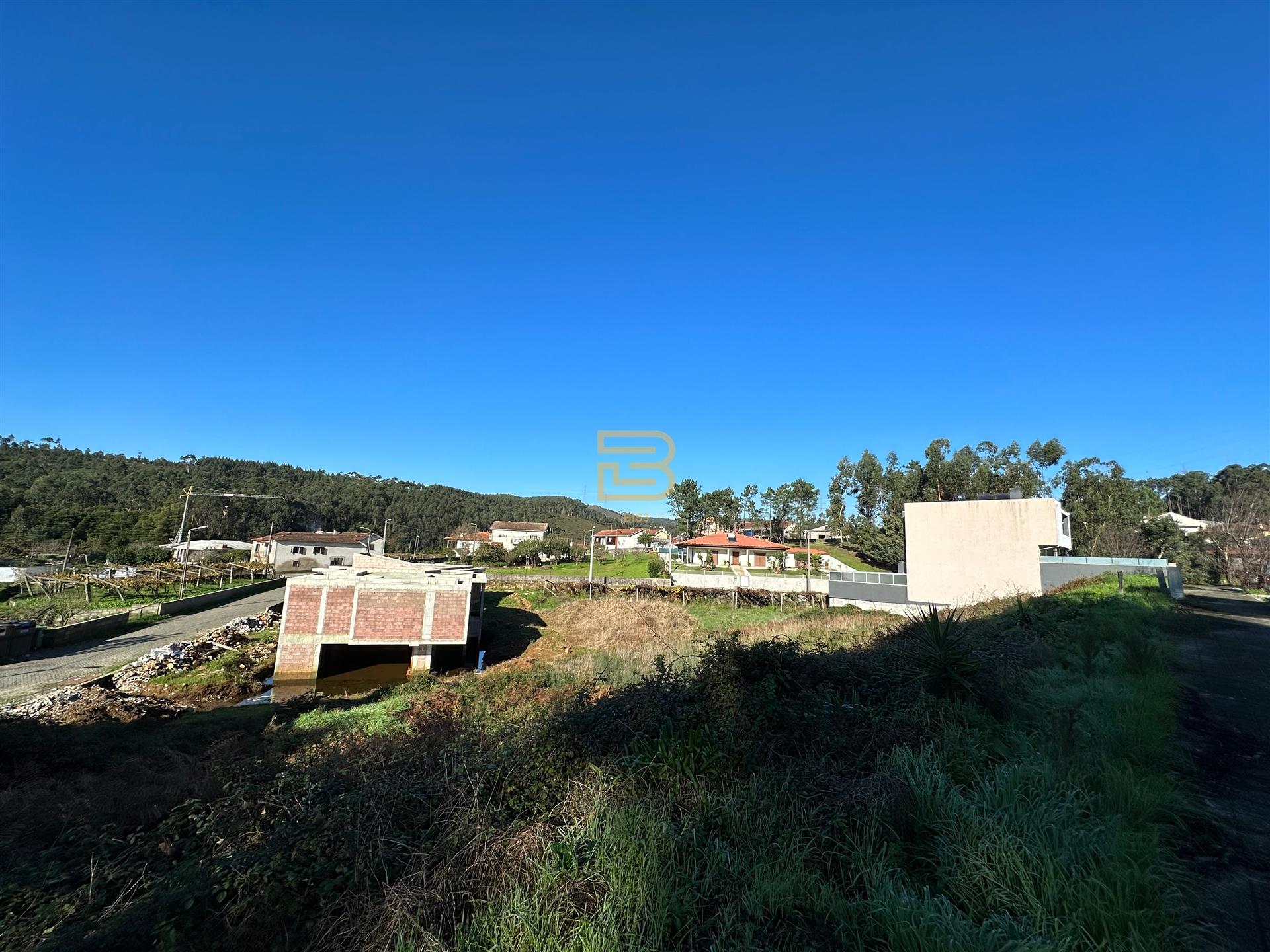 Lote de terreno com 266m2 com projeto aprovado para construção de moradia de 3 pisos e 3 frentes