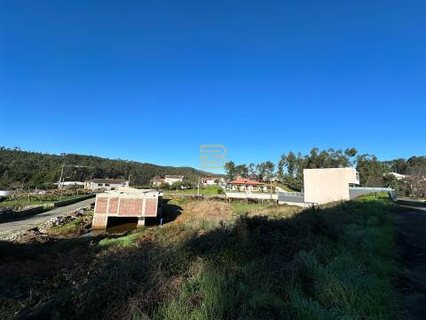 Lote de terreno com 266m2 com projeto aprovado para construção de moradia de 3 pisos e 3 frentes