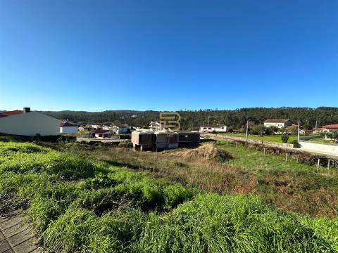 Lote de terreno com 266m2 com projeto aprovado para construção de moradia de 3 pisos e 3 frentes