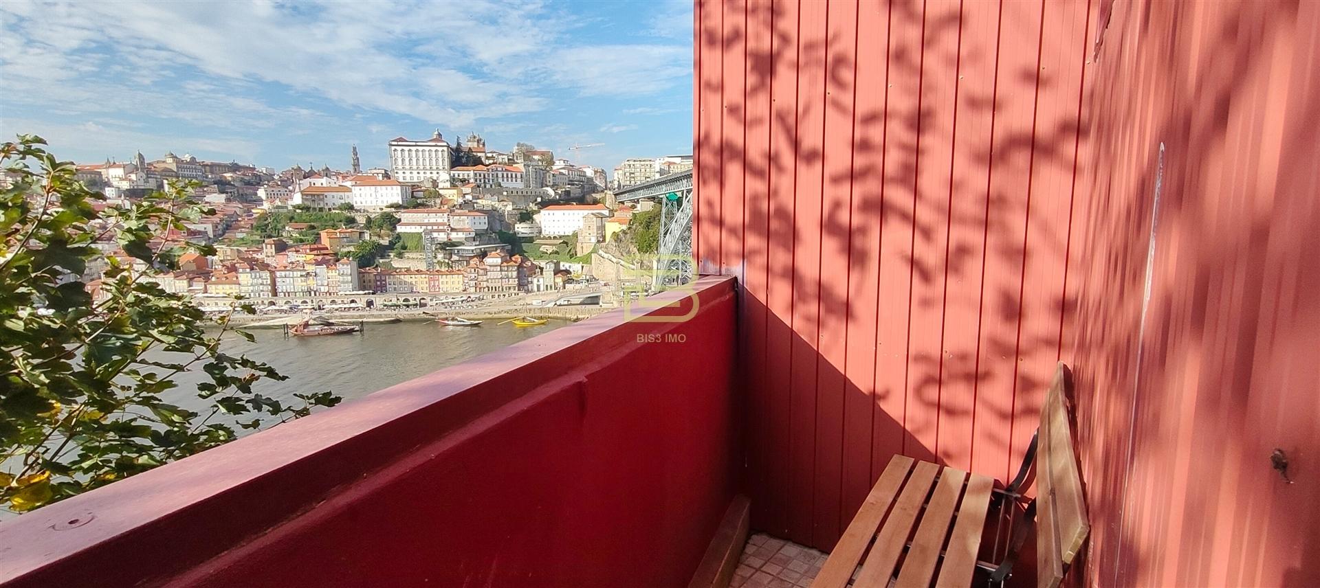 Apresentamos moradia dúplex tipologia T3 nas margens do Douro