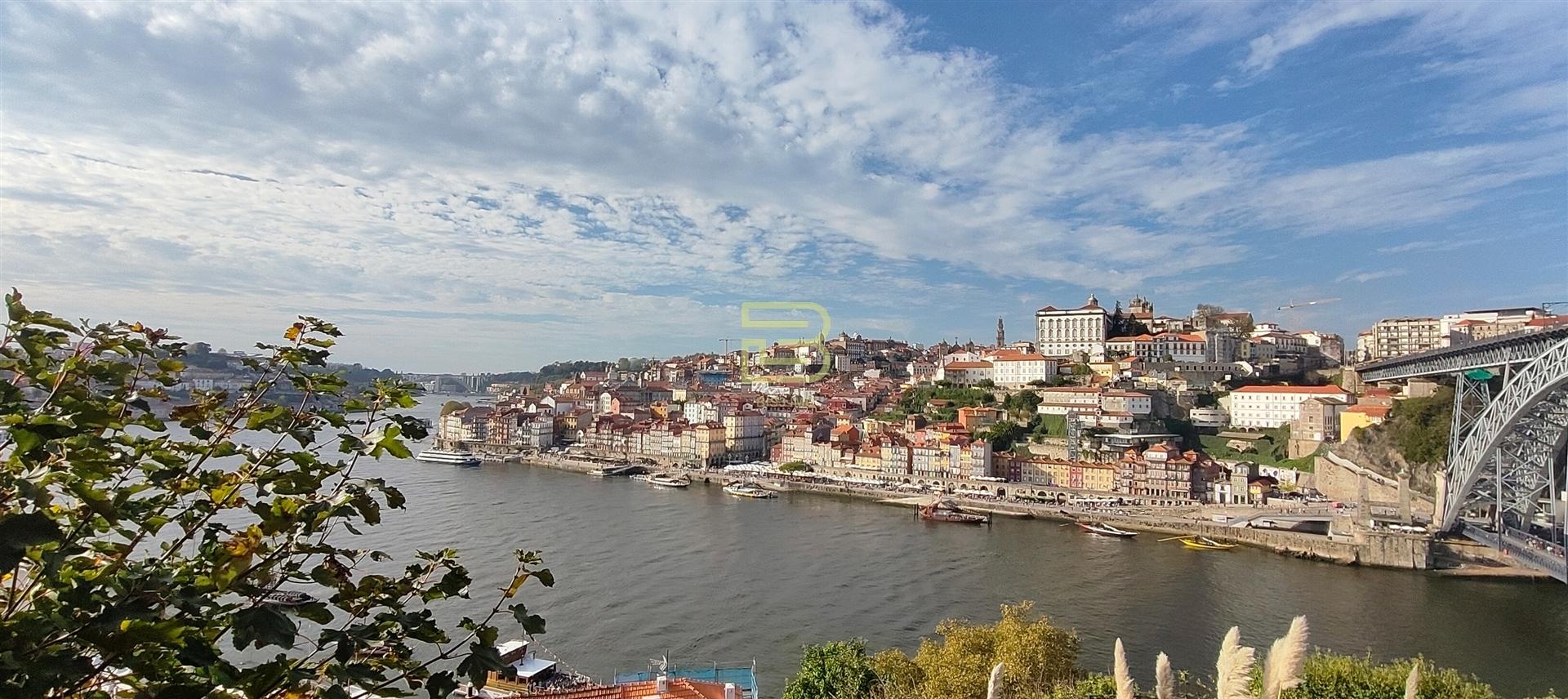 Apresentamos moradia dúplex tipologia T3 nas margens do Douro