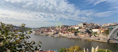 Apresentamos moradia dúplex tipologia T3 nas margens do Douro