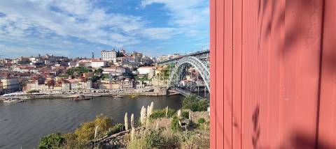 Apresentamos moradia dúplex tipologia T3 nas margens do Douro