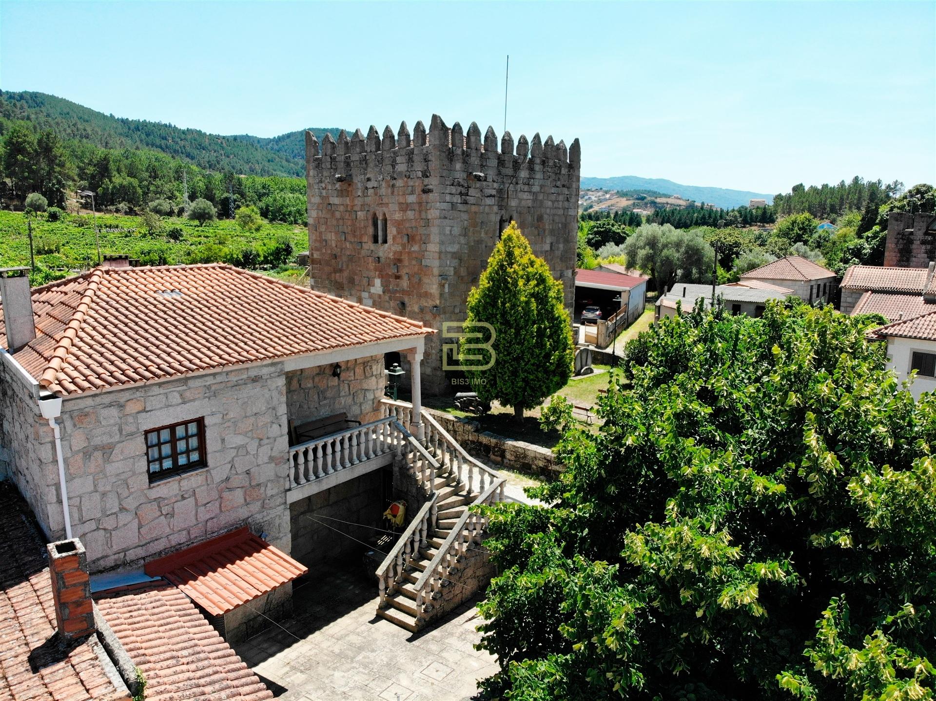 Localizada na aldeia de Santo Estevão, esta encantadora moradia de tipologia T3