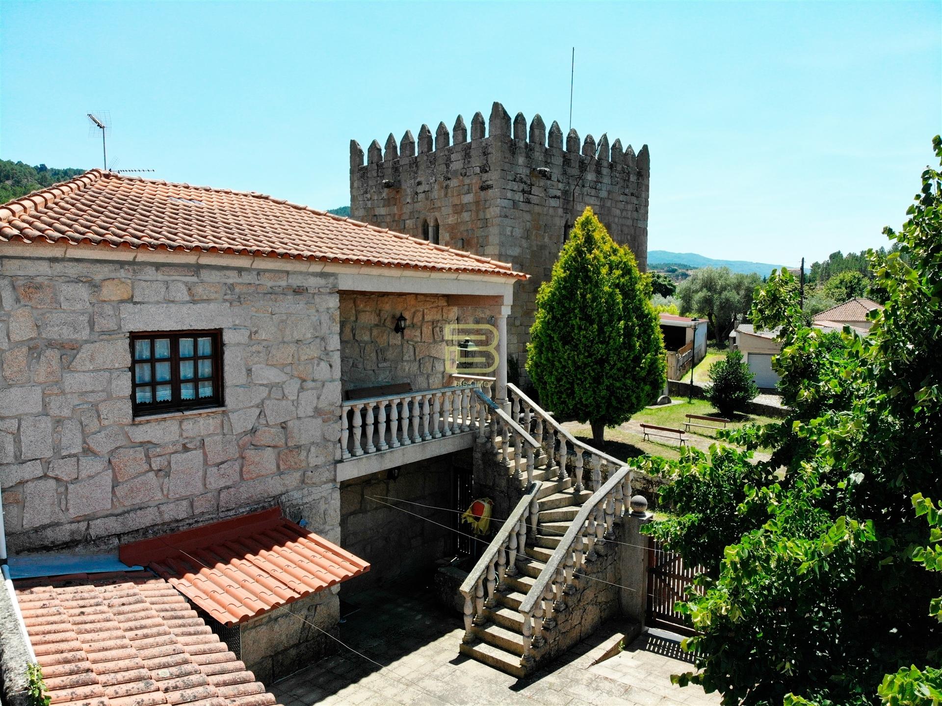 Localizada na aldeia de Santo Estevão, esta encantadora moradia de tipologia T3