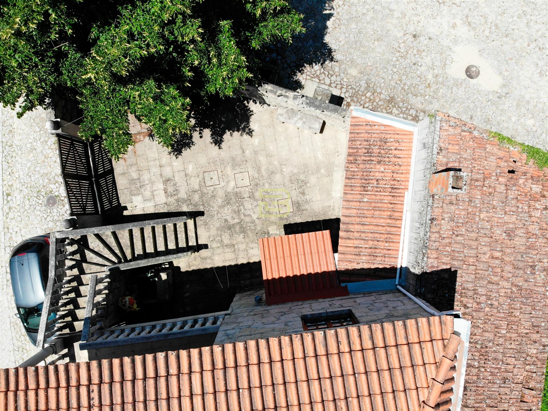 Localizada na aldeia de Santo Estevão, esta encantadora moradia de tipologia T3