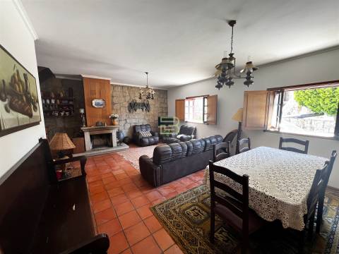 Localizada na aldeia de Santo Estevão, esta encantadora moradia de tipologia T3